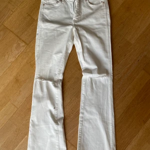 Bootcut jeans  - Fina vita Bootcut jeans med hål på knäna. Dessvärre aldrig använda! 