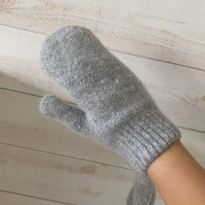 Ljusgråa mjuka vantar  - Oanvända, köp direkt för 300kr inkl frakt. Material: Kashmirmix och bomull