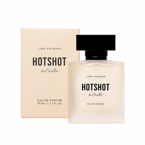 Linn Ahlborg HOTSHOT - but hotter  - Säljer denna då det inte riktigt är min doft och jag bara använt den några enstaka gånger. Ni kan se på bild 2&3 att den är nästintill full fortfarande! Köparen står för frakten 😊
