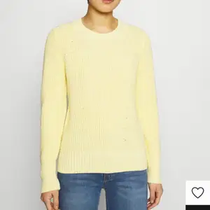 Stickad tröja från GAP i färgen bold yellow. Oanvänd och inga skador💛