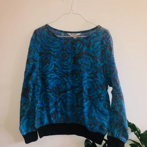 Vintage blommig tröja beyond retro  - Jättefin tröja vintage från beyond retro. I använt lite slitet skick (som vintage ju ofta är) men fortfarande mycket att ge. 