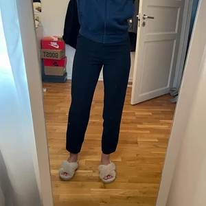 Kostymbyxor - Säljer dessa svarta kostymbyxor då de är sitter lite tajt på mig, storlek 36. Är 178cm