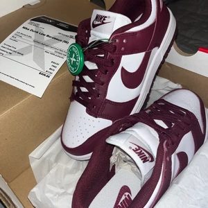 Dunk low Strl 36 beetroot/ bordeaux - Helt nya dunk lows köpta via stockx, kvitto och orginalpaket medföljer, säljer eftersom jag råkat köpa fel storlek. orättvisa bilder på färgen. finns bättre bilder online färgen heter bordeaux/beetroot 