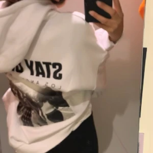 Hoodie - Asball hoodie från new yorker, jätteskönt och fint skick. Jätteskön och passar till allt, den är i storlek S men passar xs!! Kom privat för frågor💞