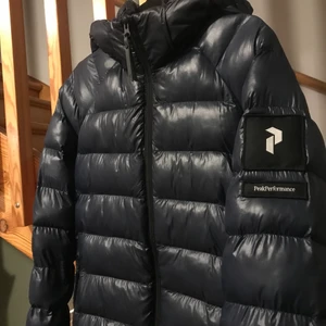 Peak performance  - Köpt i januari använd fåtal gånger ser som ny ut säljer de pga den är för liten nu för att använda det är ganska synd så drf säljer jag den😊 det är inga skador eller märken. Och Finns inte längre och köpa nånstans! 