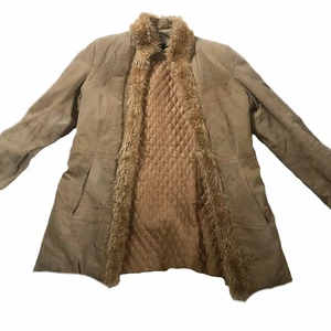 Afghan Coat - Så snygg och trendig afghan jacka! Den är varm och är perfekt för vintern som kommer. ❄️ (Jag köpte den second hand ett år sen för 500kr och det fanns inga lappar som indikerade vart den kommer ifrån).  Jag kan mötas upp om du bor i Stockholm annars så kan jag posta den (kostar 66kr) 💙