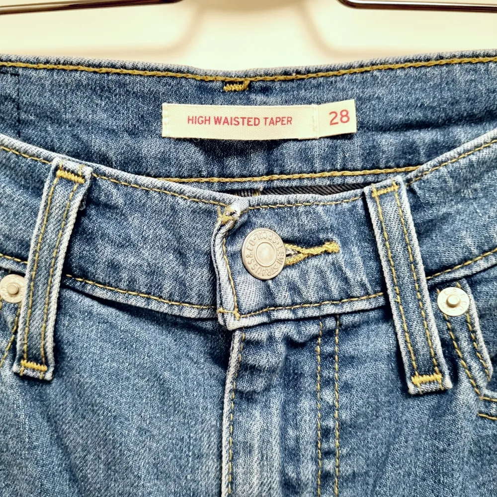 Super cute Mom fit hight waist Levi's Jeans. They were the wrong size for me so I got another pair on my size. They have only been worn twice. . Jeans & Byxor.
