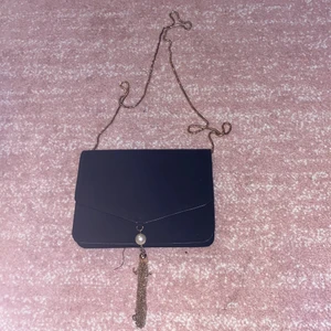 Jätte fin handväska  - Fin svart handväska. Fin och ha ute på resturang :). KÖPARE STÅR FÖR FRAKT 