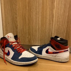 Nike air jordan 1 mid - Säljer nu mina älskade Jordan mids då jag knappt använder dem. Som ni vet har Plick en tendens att göra bilderna något mörkare, så vill bara framföra att de egentligen är mer ”klara”. De lite mörkare fläckarna är bara där för att jag rengjort de lite innan, så det är bara vatten:) säljer dem för 479kr + frakt om det inte är väldigt många intresserade, då kör jag bud! ❤️ Hör gärna av er finisar❤️❤️