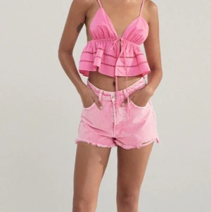 Topp från ZARA storlek s - Jättesöt topp från zara som jag bara använt en gång. Köpte för 250kr. Priset kan diskuteras. Köparen betalar frakten men om du bor nära kan jag mötas upp💕💕