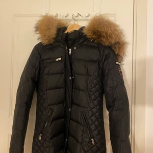 Rockandblue vinterjacka  - Varm rockandblue jacka i storlek 38. Köptes för ett år sen och endast använd fåtal gånger. Inga märken eller nått som är sönder. Köparen står för frakten 