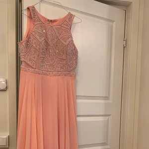 Festklänning klänning  - Helt ny oanvänd klänning. Passar utmärkt till evenemang av olika slag 