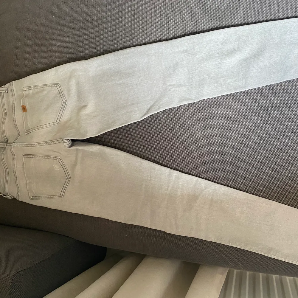 Ett par ljusgrå jeans från zara som inte längre passar mig! Fint skick och använd fåtal gånger, byxorna är i storlek 36.. Jeans & Byxor.