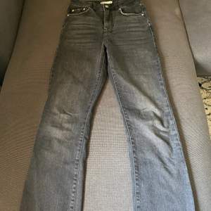 Ett par Ginatricot jeans som är använda en del, storlek 34. Denna modell tror jag inte finns att få tag på mer på deras hemsida vad jag kan se.