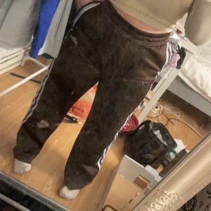 Bruna Joggers - Säljer mina bruna byxor ifrån H&M som är lite som joggers!! As sköna men får ingen användning av dem !! Jag är 157 & de sitter lite längre på mig 
