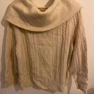 H&M off shoulders tröja xs  - Säljer en off shoulders tröja med stickat mönster från H&M i stl xs. Fint skick!🙌🏼💕