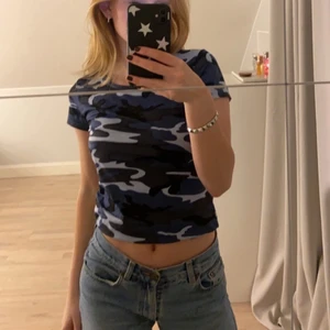 T-shirt - Jättecool t-shirt i blå militärmönster💙 storlek M, men jag skulle säga att den sitter mer som en storlek S, köparen står för frakten☺️