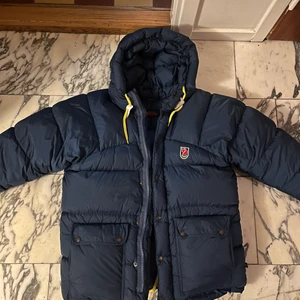 Fjällräven jacka - Intressekoll på min marinblåa fjällräven jacka. I storlek XXS och JÄTTEFINT skick, förutom nåt enstaka litet hål längs ner på jackan (se bild). Bud : 4300kr