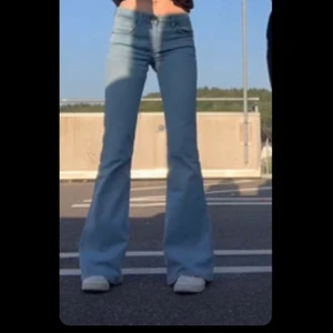 Lågmidjade Jeans - Säljer ett par SKITSNYGGA lågmidjade jeans från Urban outfitters i stl W25, xs tror jag. Säljer då jag tyvärr inte använder de lika mycket som jag trodde, de är knappt använda. Kom livat för bättre bilder behövde screena fån min tiktok då jag inte hade några bra bilder. Fraktpriset är på ungefär