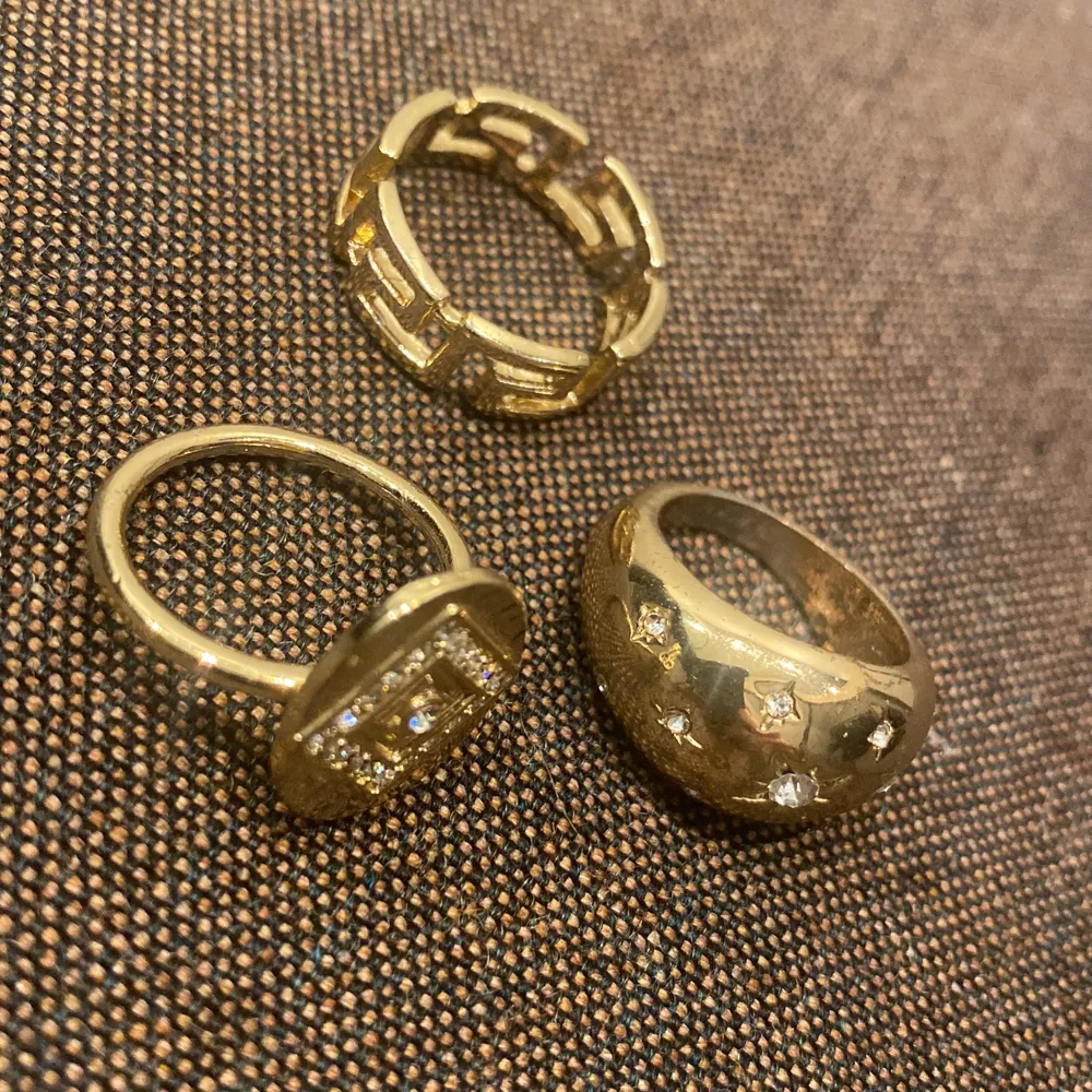 Vackraste ringssettet passar extremt bra ihop och ger en riktigt pampig känsla. I guld färg stl m på alla motsvarar ca 19MM i diameter . Accessoarer.