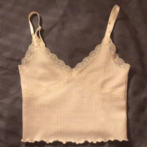 Topp - Jättesöt topp från hm i storlek xs. Aldrig använd. Säljer pågrund av att den aldrig blivit använd och då har blivit för liten. 
