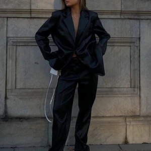 Blazer - Blazer storlek S i skinnimitation, använd 1 gång. Nypris 700kr, mitt pris 366kr frakt inräknat i priset 🖤