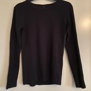 Långärmad tröja  - Säljer en svart långärmad tröja i storlek M ifrån gina tricot. Använd några gånger!