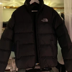 North Face dunjacka - Jättefint skick endast ett hål i ena fickan. Storlek S men är stor i modellen. Har haft en ägare innan mig ( första bilden är hennes )   