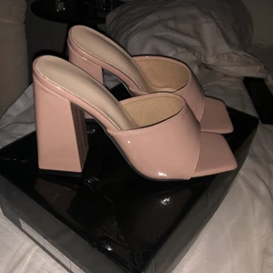 Oanvända klackar - Oanvända pga fel storlek, beige/rosa super fina st37! Fraktkostnad oklar ca 50kr köparen står för frakten