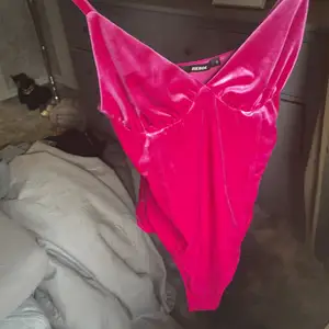 Super snygg velvet body från bikbok. Aldrig använd. 