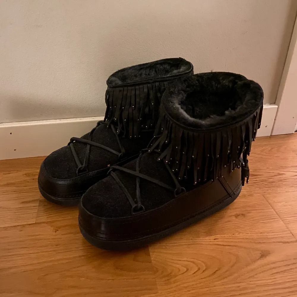 Svarta Inuikii boots i väldigt bra skick som jag tyvärr inte får någon användning av längre pga för små! Dma vid intresse för fler bilder. Skor.