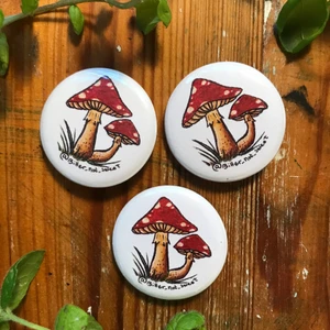 Flugsvamp pin - Designad och tillverkad av mig. 