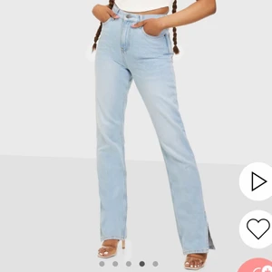 Jeans med slits 🤍 - Använt 3 gånger ungefär, nypris 599kr. Storlek 32 men skulle säga att dom sitter som en 34 