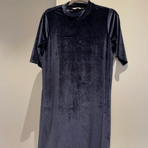 Blå sammetklänning - Blå sammetklänning, stl 40/42 150kr