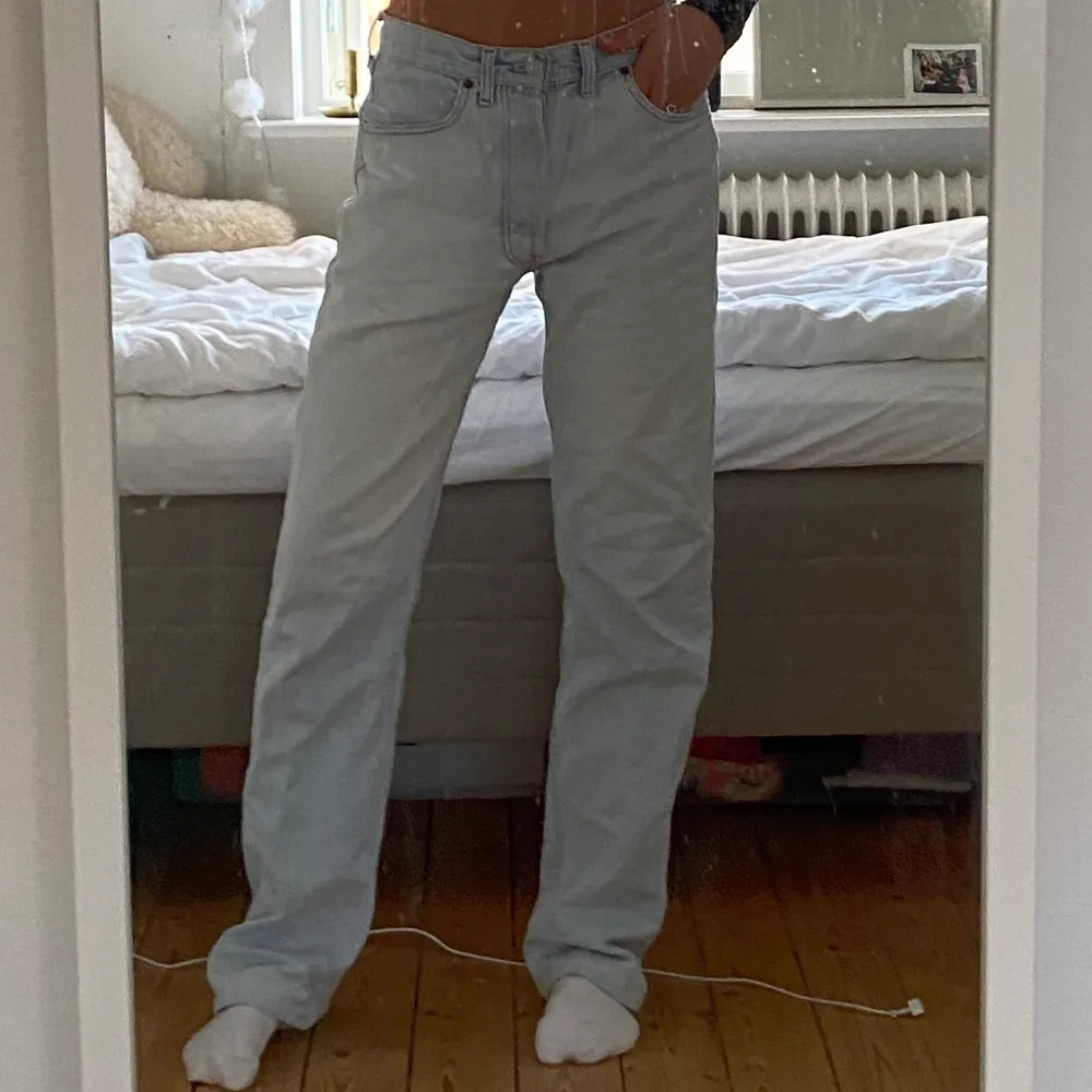 Lågmidjade, ljusblå levi’s jeans! Långa i benen (jag är 1,65) och i bra skick. Jag har vanligtvis storlek S och de är lite oversized på mig 💞 frakt på 60 tillkommer eller möts upp i stockholm. Jeans & Byxor.