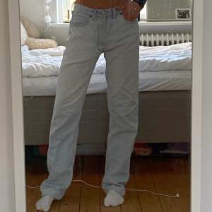 Lågmidjade, ljusblå levi’s jeans! Långa i benen (jag är 1,65) och i bra skick. Jag har vanligtvis storlek S och de är lite oversized på mig 💞 frakt på 60 tillkommer eller möts upp i stockholm