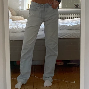 Levi’s jeans - Lågmidjade, ljusblå levi’s jeans! Långa i benen (jag är 1,65) och i bra skick. Jag har vanligtvis storlek S och de är lite oversized på mig 💞 frakt på 60 tillkommer eller möts upp i stockholm