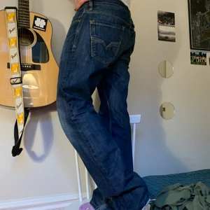 Diesel jeans  - Coola jeans från diesel! Bra skick, har dock trampat sönder vid hälen då de är långa på mig som är 173cm. Låg/midrise, frakt tillkommer om vi inte möts!🥰