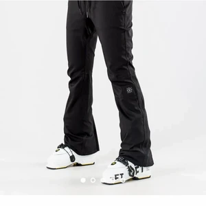 Skidbyxor från dope - Super snygga skidbyxor jag köpte på plick förra vintern men som tyvärr inte passade mig (därför lånade bilder). Använda 2 ggr av den förra tjejen och nypris på 1400. Skickar självklart egna bilder på byxorna ifall någon vill ha❤️  500kr INKL frakt!⚡️