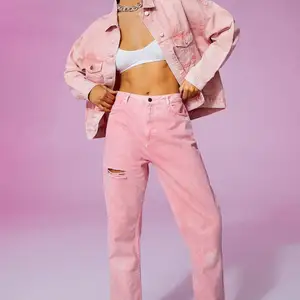 Helt nya jeans med etiketten på, i en super fin rosa färg, passform raka ben 