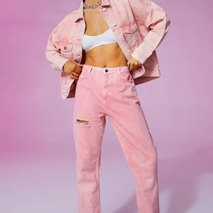 Boohoo jeans, rosa i storlek 40 - Helt nya jeans med etiketten på, i en super fin rosa färg, passform raka ben 