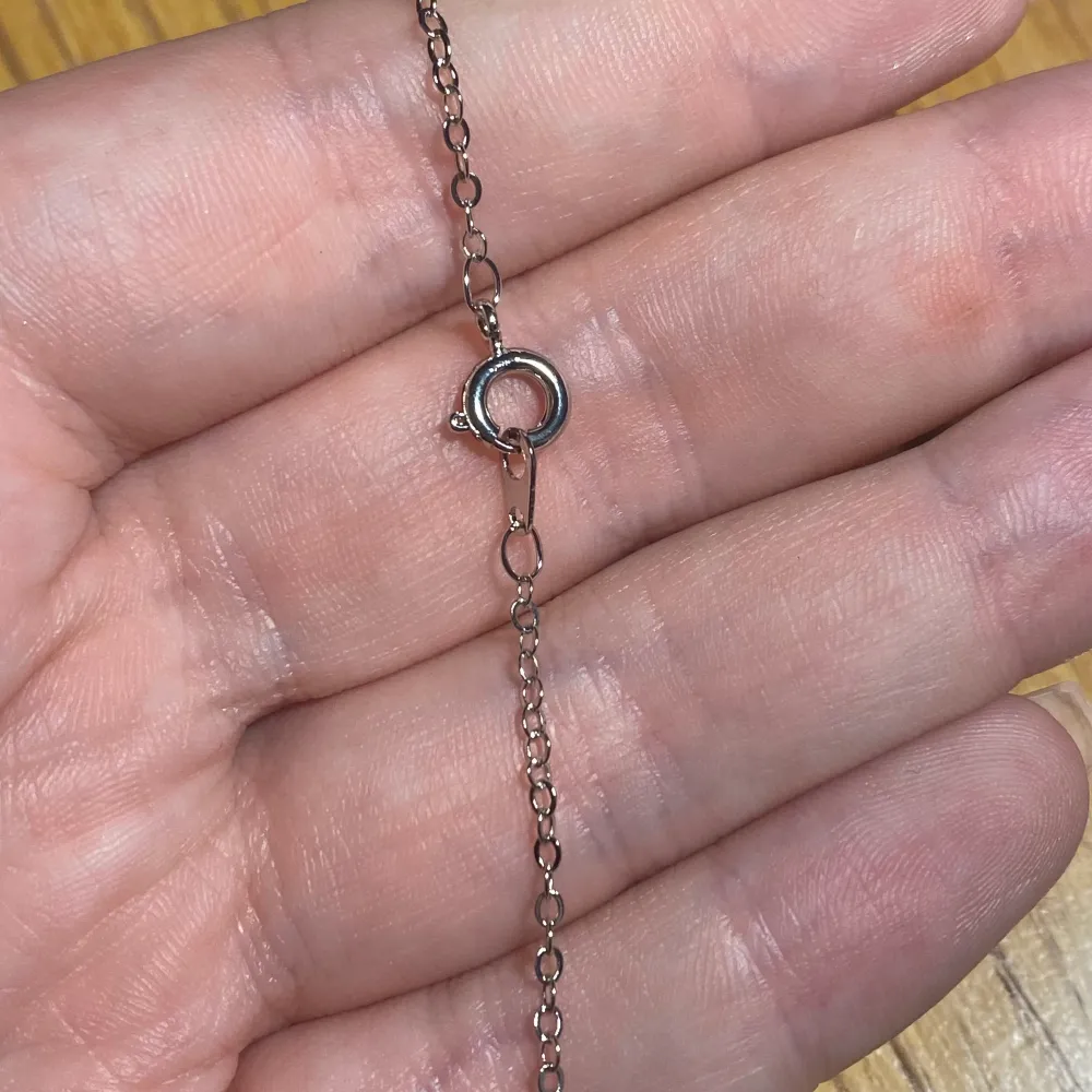 Halsband i rostfritt stål med pärla i lavasten samt hänge med cubic zirconia sten💎  Fri frakt✨. Accessoarer.