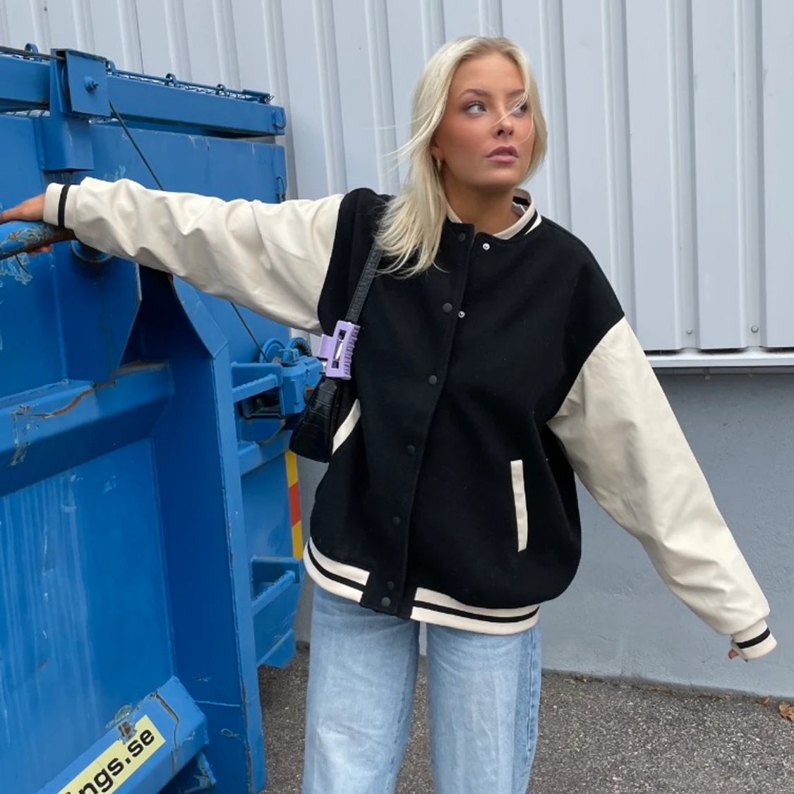 svartvit collegejacka 