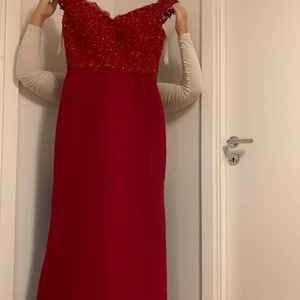 Balklänning  - Balklänning som använts 1 gång. Skräddarsydd men passar som strl M. Går ner över fötter. Helt nytt skick. Lite djupare i ryggen och knappar längs ryggen. ”Inbyggd” bh så behövs ingen bh under. Superfin passform!!! Finns bilder på mig i den om så önskas😄