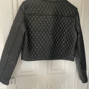 Läderimitation  - Kort jacka 