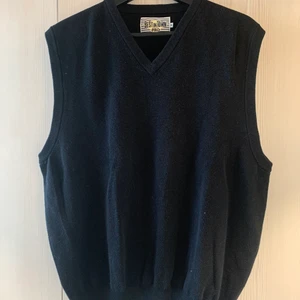 Svart väst  - Svart oversize väst som passar bra till det mesta! Storlek XL men passar bra på mig som är en M. Vintage och använd men hel och ren. 