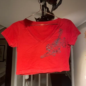 Röd crop top - Röd crop top med tyger som har kristaller till ögon. I gott skick, den är köpt på second hand och omsydd av mig. 