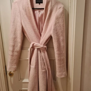 En fin rosa kappa stl38 - Kappan är I ny skick, användes knappt två gånger, och har märket Stockholm 