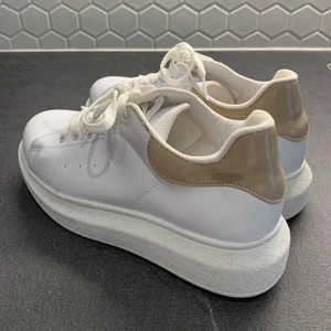 Sneakers från Nelly; storlek 36 - Snygga sneakers från Nelly.com i storlek 36. Använda ett fåtal gånger.