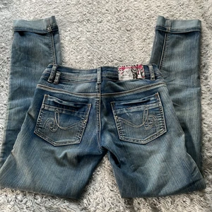 Lågmidjade jeans - Super fina 90- tals jeans som är köpta här från plick. Super fina detaljer runt hela jeansen. Väldigt bra skick. Kan skicka fler bilder. Innerbenslängd: 76cm. Midja: 36